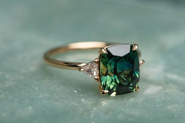 Vintage-Inspired Green Gemstone Ring ｜ リング・ゴールド