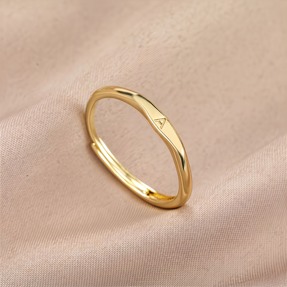 Elara Letter Ring ｜ イニシャルリング・ゴールド